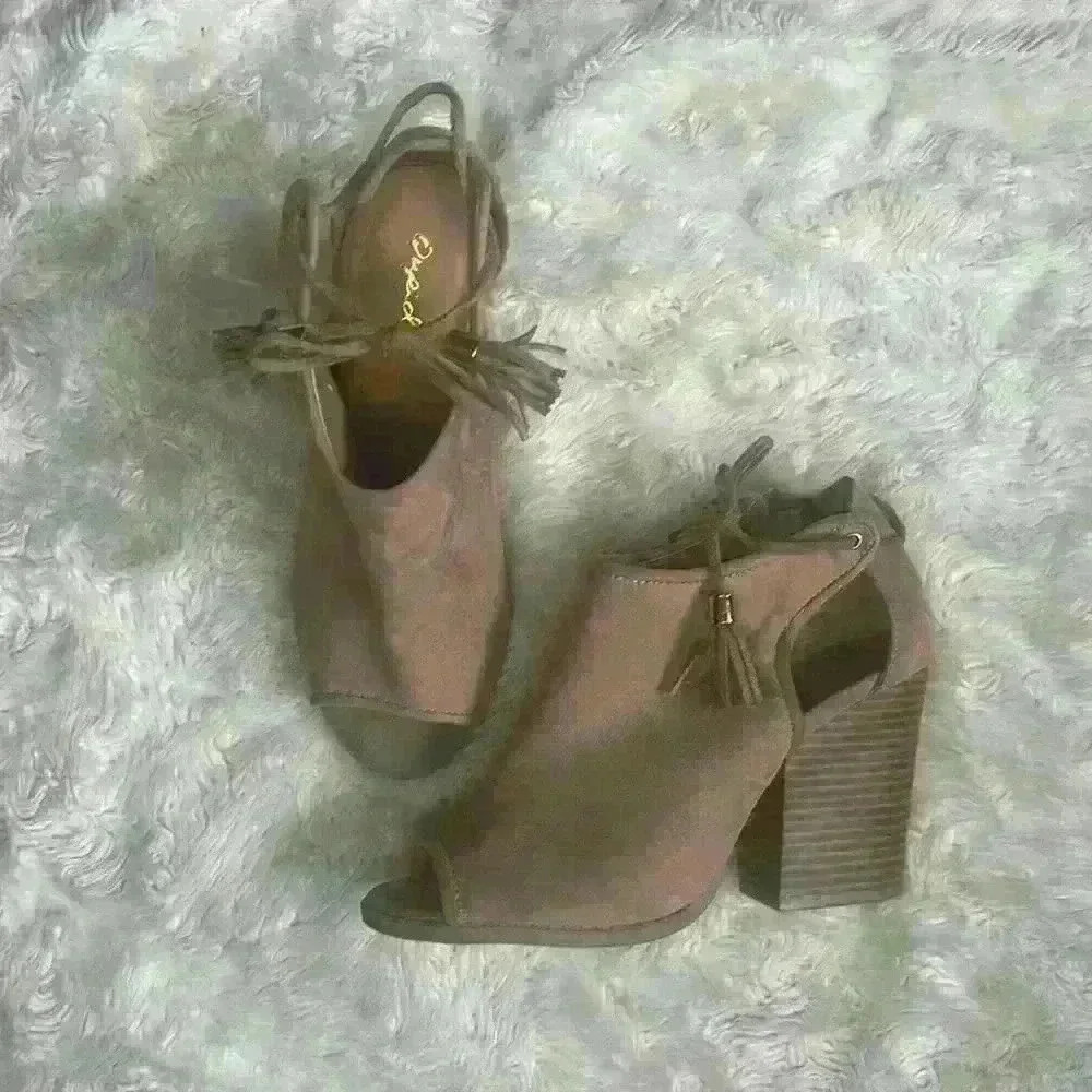Qupid‎ tan faux suede, peep toe, block heel woman’s size 7.5